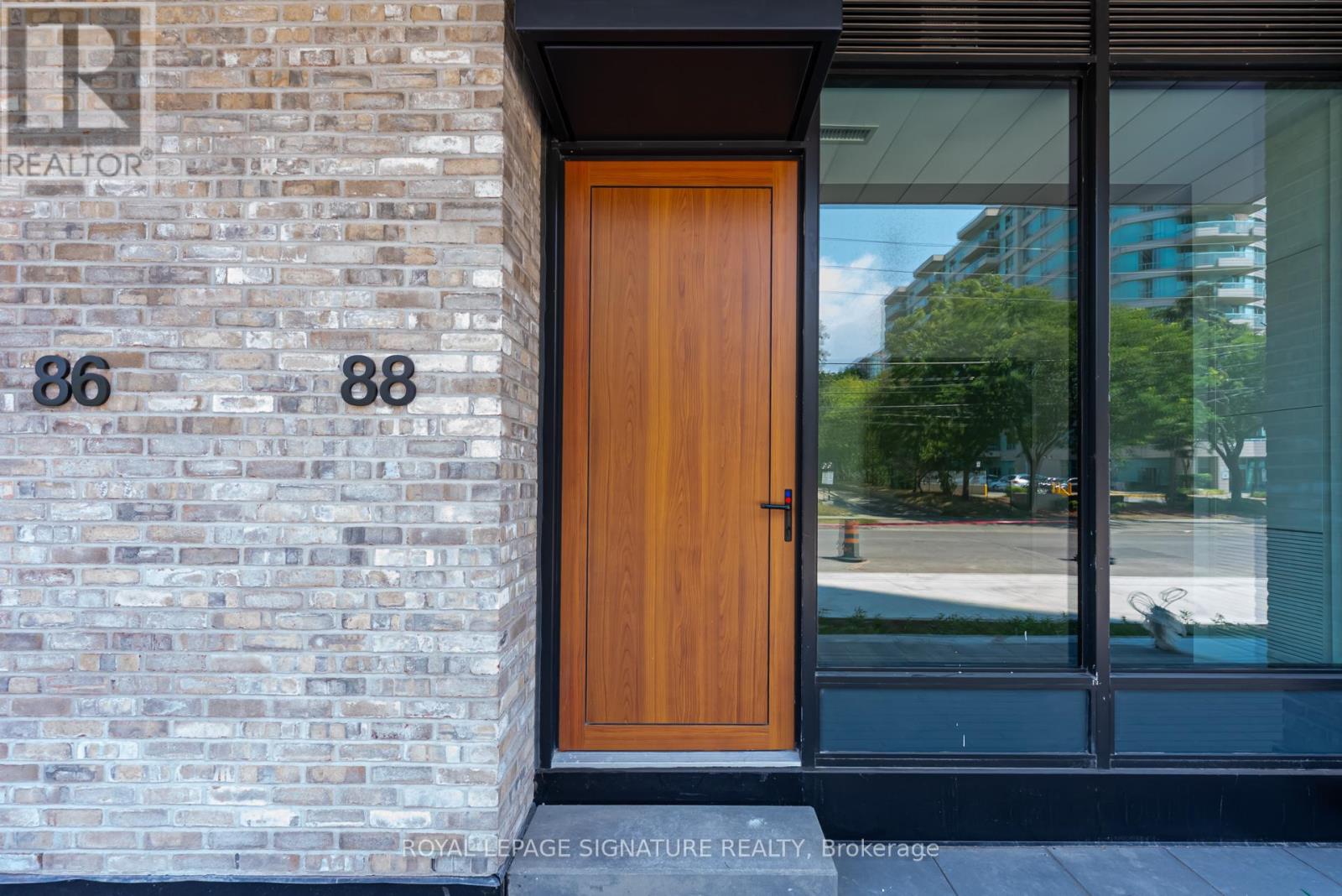 88 Agnes Street, Mississauga, Ontario  L5B 1J7 - Photo 2 - W12784810