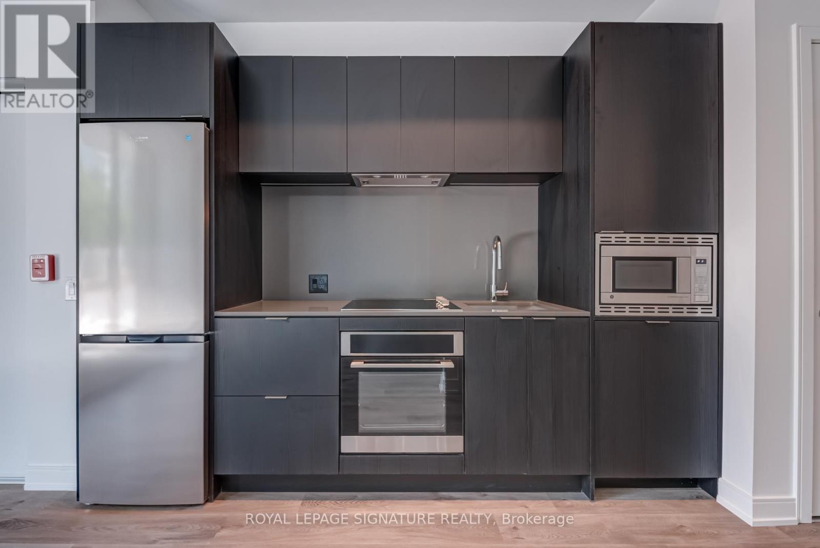 88 Agnes Street, Mississauga, Ontario  L5B 1J7 - Photo 6 - W12784810