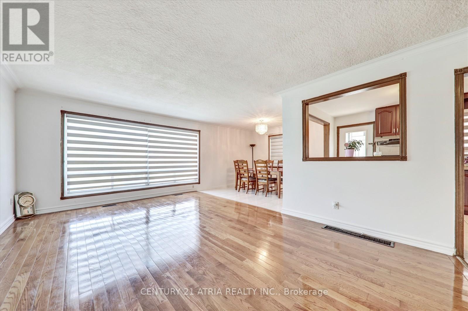 18 De Marco Boulevard, Toronto, Ontario  M6L 2W1 - Photo 4 - W12784934