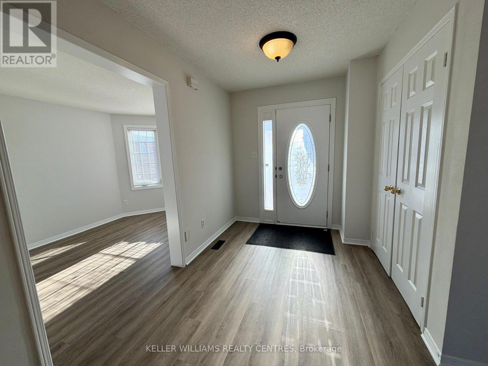 Upper - 302 Livingstone Street W, Barrie (Northwest), Ontario  L4N 7C2 - Photo 3 - S12784946