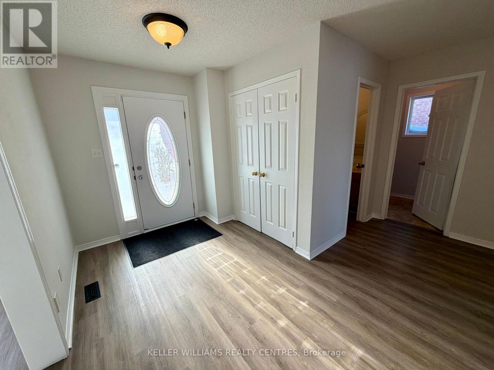 Upper - 302 Livingstone Street W, Barrie (Northwest), Ontario  L4N 7C2 - Photo 4 - S12784946