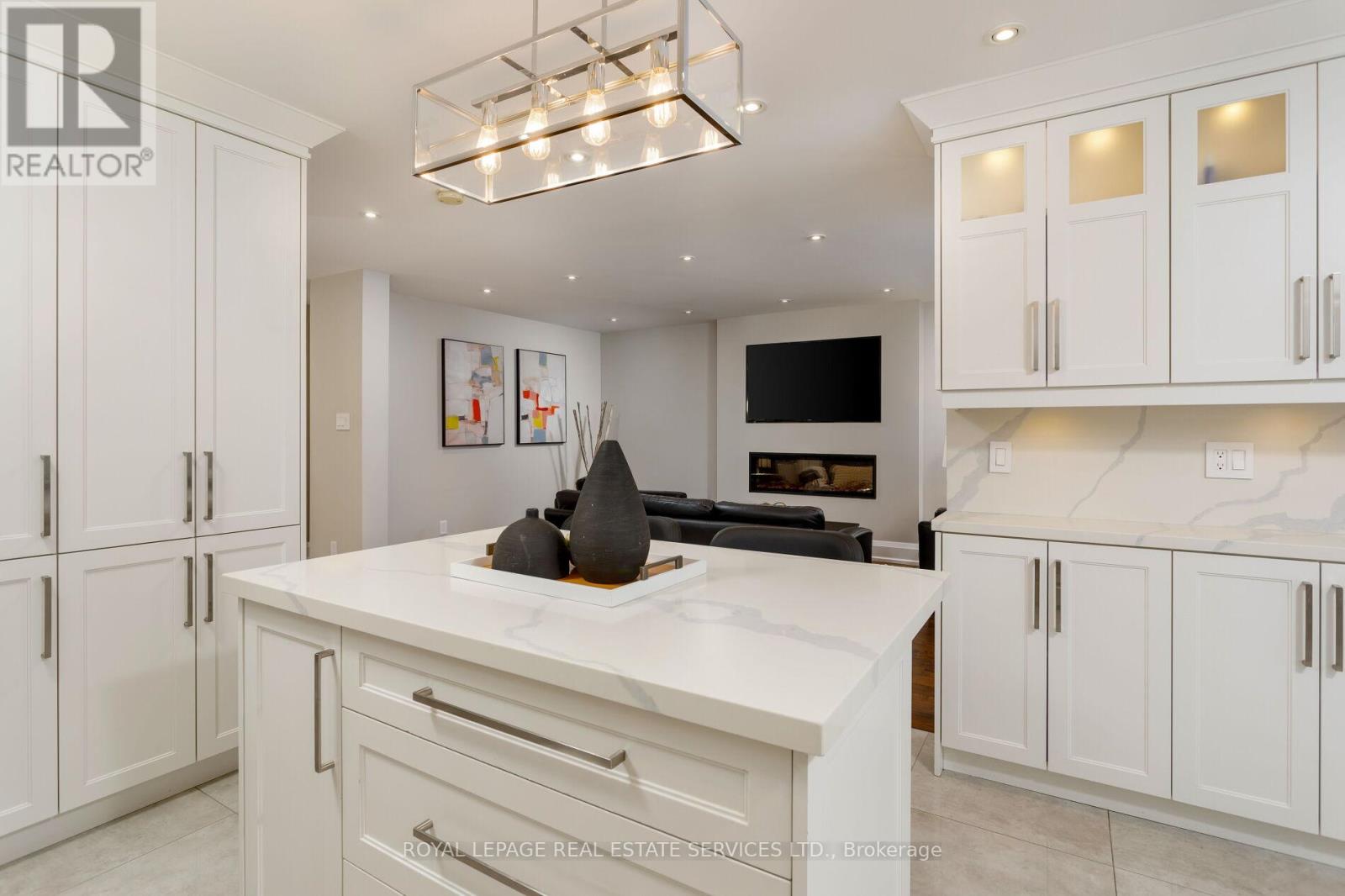 1286 Gryphon Mews, Mississauga, Ontario  L4W 3E5 - Photo 9 - W12784942