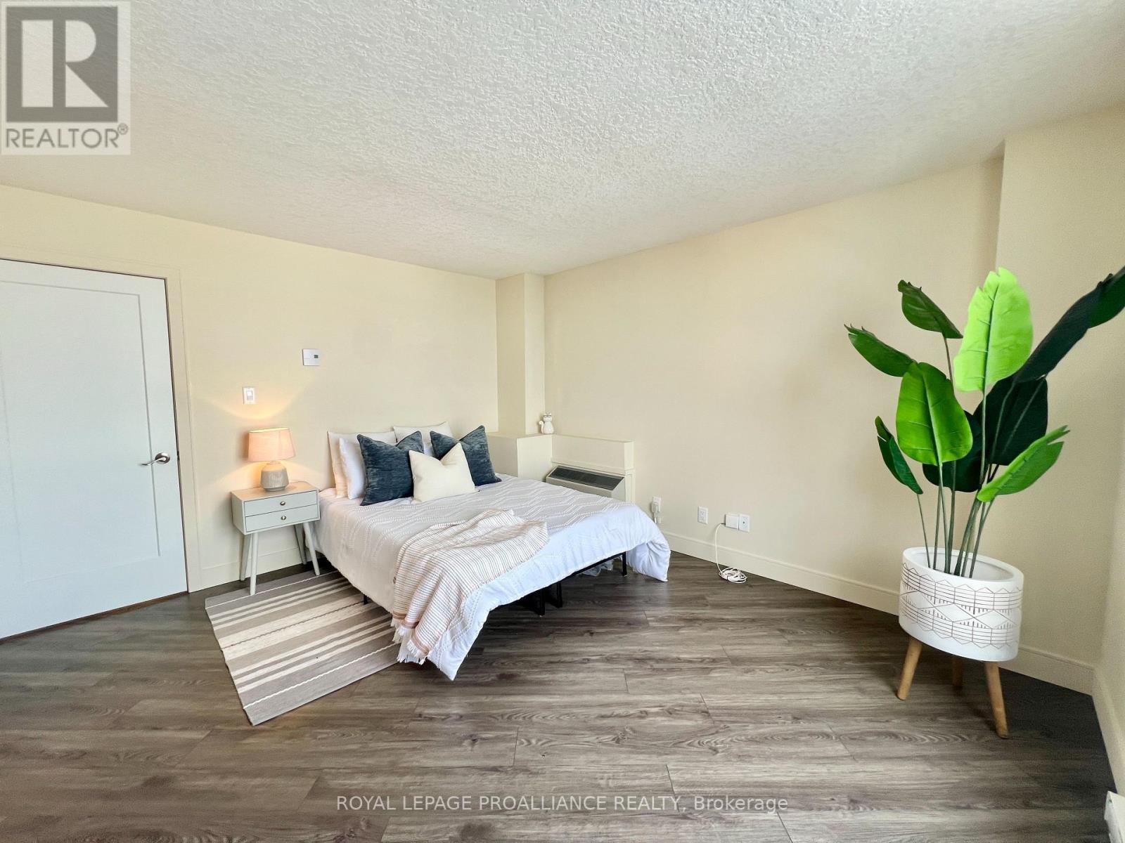 1002 - 344 Front Street, Belleville (Belleville Ward), Ontario  K8N 5M4 - Photo 17 - X12785068