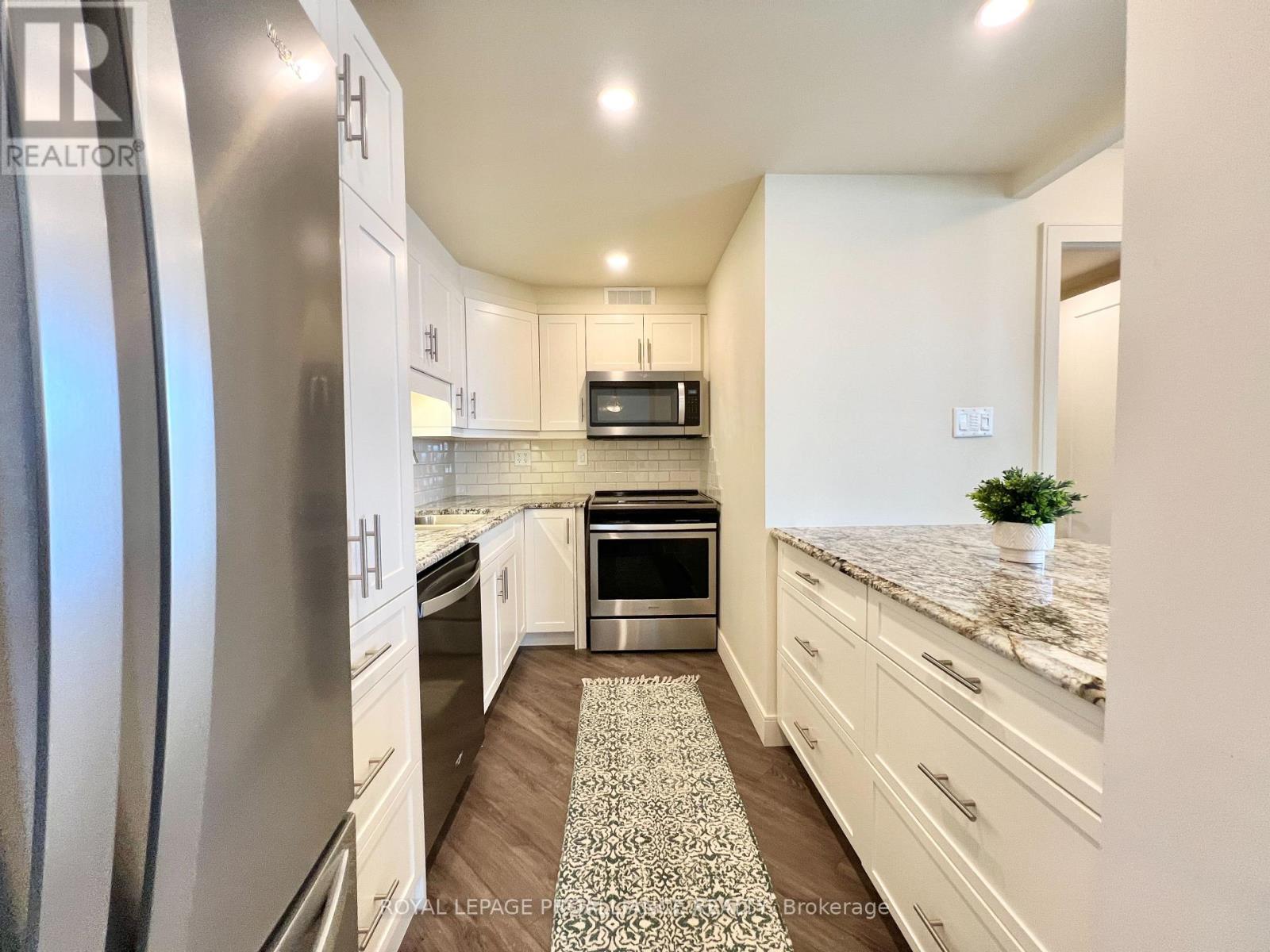 1002 - 344 Front Street, Belleville (Belleville Ward), Ontario  K8N 5M4 - Photo 3 - X12785068