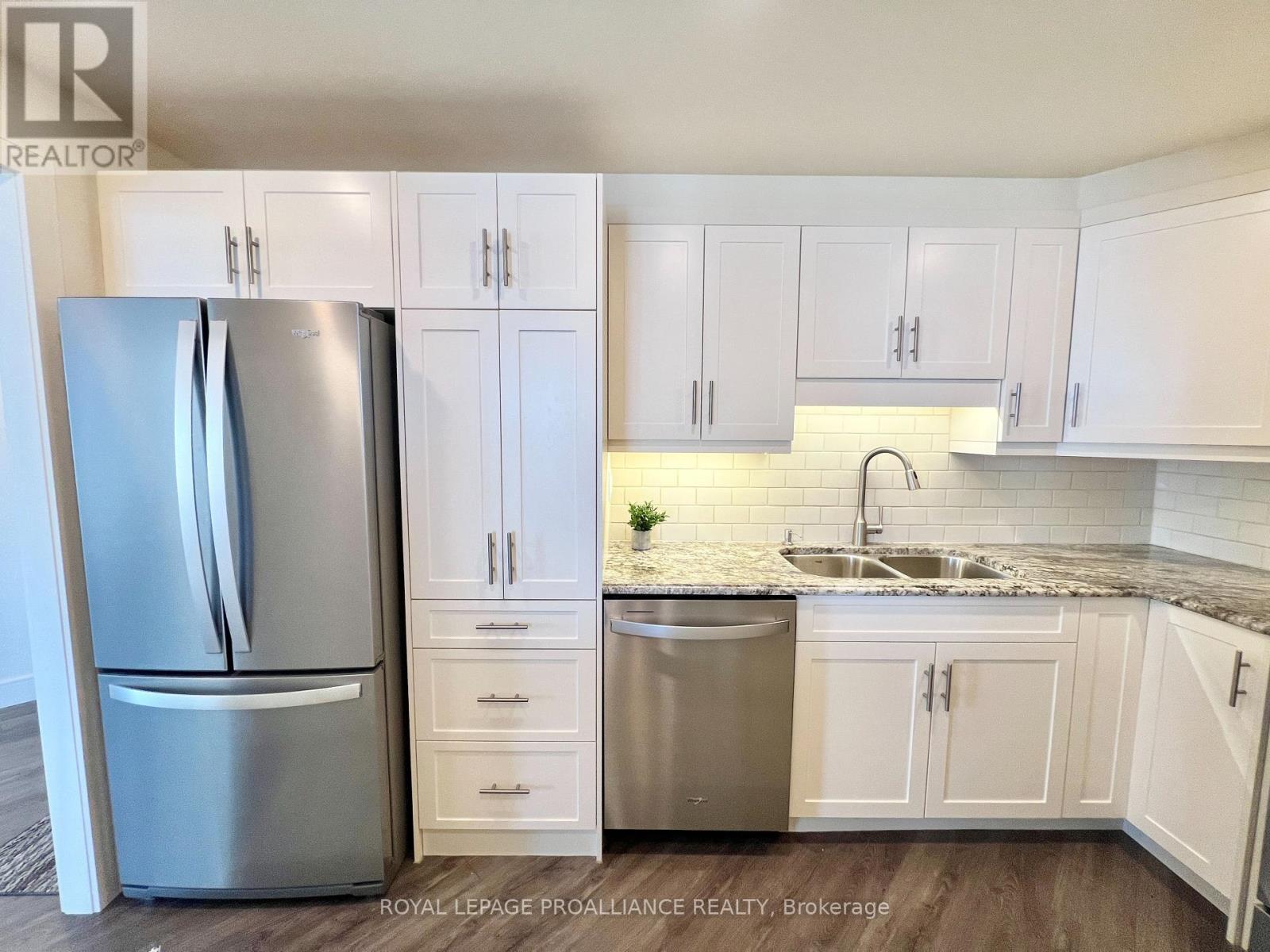 1002 - 344 Front Street, Belleville (Belleville Ward), Ontario  K8N 5M4 - Photo 4 - X12785068