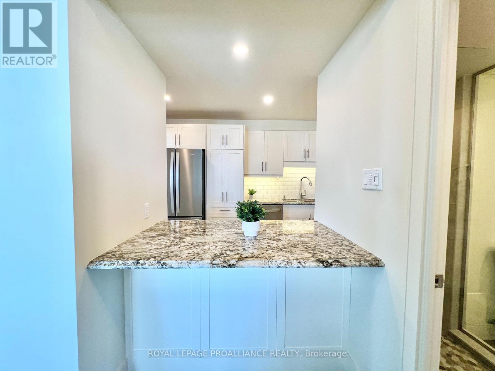 1002 - 344 Front Street, Belleville (Belleville Ward), Ontario  K8N 5M4 - Photo 5 - X12785068