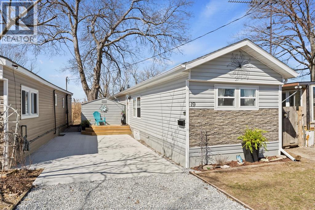 MLS# 26003165: 709 HERITAGE Unit# 19, Kingsville, Canada