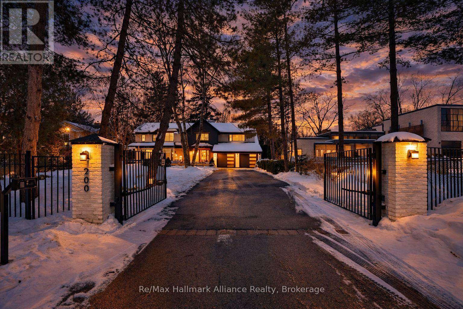 200 Chartwell Road, Oakville, Ontario  L6J 3Z8 - Photo 1 - W12783046