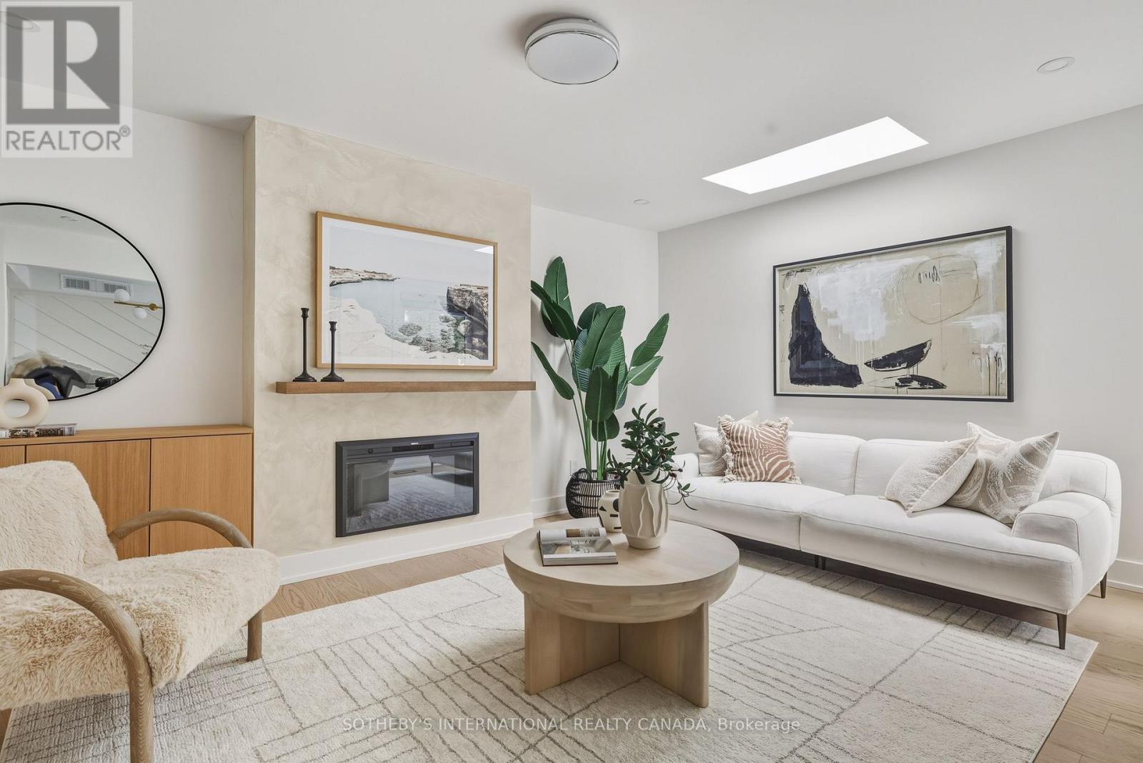 4 Dersingham Crescent, Markham, Ontario  L3T 4E7 - Photo 2 - N12782984