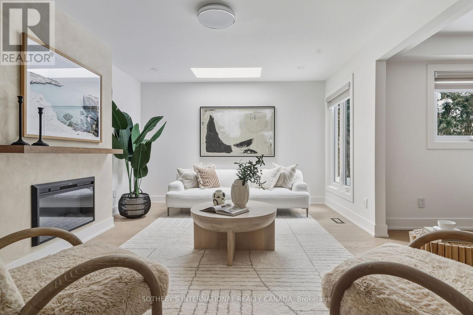 4 Dersingham Crescent, Markham, Ontario  L3T 4E7 - Photo 4 - N12782984