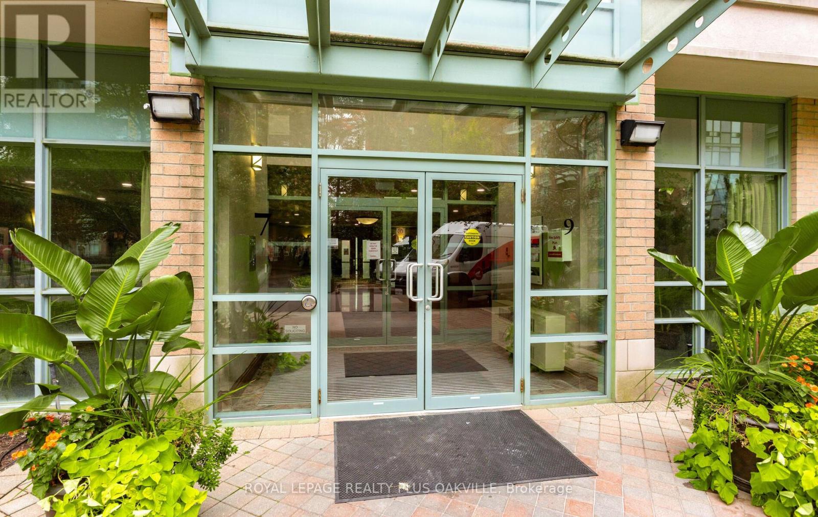 Lph07 - 7 Michael Power Place, Toronto (Islington-City Centre West), Ontario  M9A 0A4 - Photo 5 - W12785056