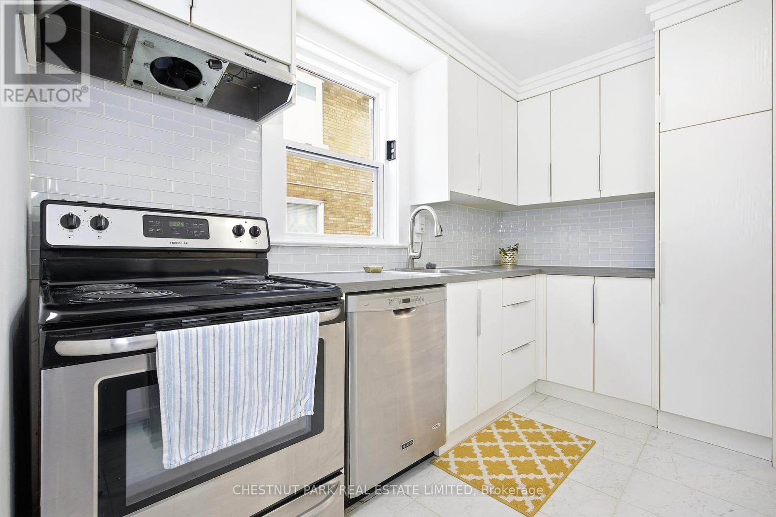 2 - 39 Penhurst Avenue, Toronto, Ontario  M8Y 3A9 - Photo 10 - W12785126