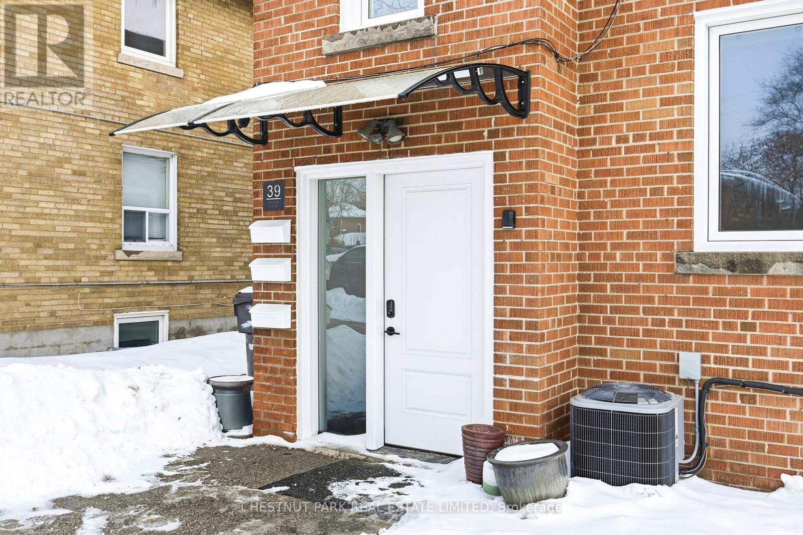 1 - 39 Penhurst Avenue, Toronto, Ontario  M8Y 3A9 - Photo 2 - W12785128