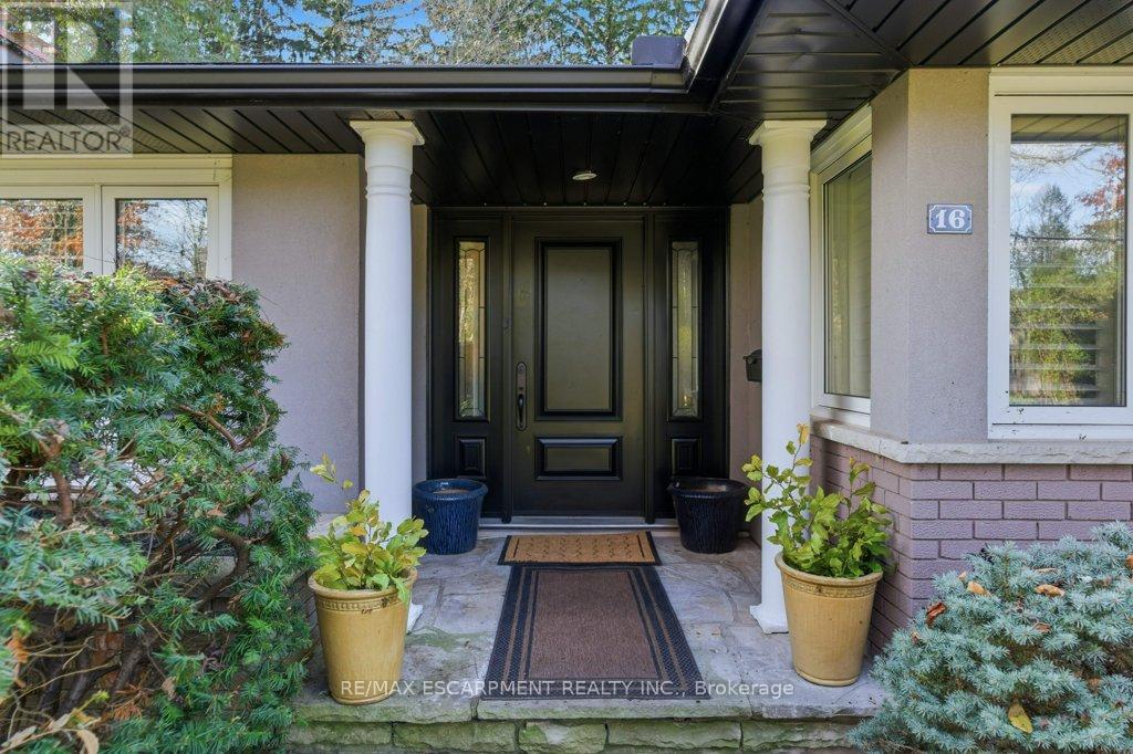 16 Lovers Lane, Hamilton, Ontario  L9G 1G3 - Photo 4 - X12785070