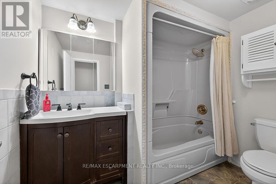 16 Golden Orchard Drive, Hamilton, Ontario  L9C 6J5 - Photo 19 - X12785076