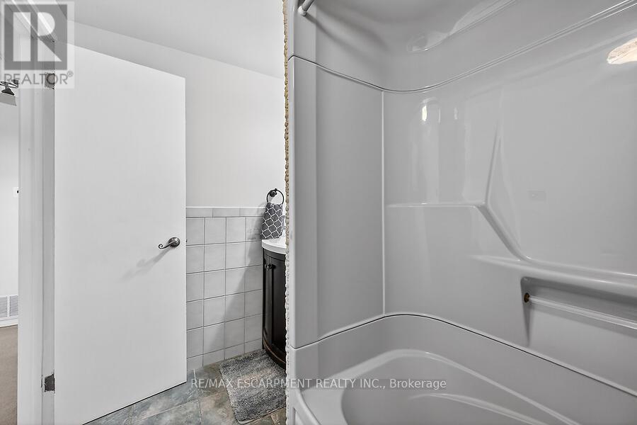 16 Golden Orchard Drive, Hamilton, Ontario  L9C 6J5 - Photo 20 - X12785076