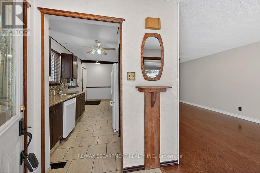 16 Golden Orchard Drive, Hamilton, Ontario  L9C 6J5 - Photo 4 - X12785076