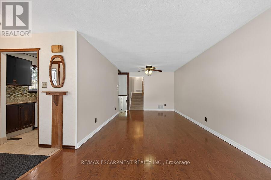 16 Golden Orchard Drive, Hamilton, Ontario  L9C 6J5 - Photo 6 - X12785076