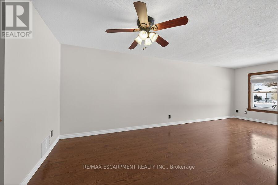 16 Golden Orchard Drive, Hamilton, Ontario  L9C 6J5 - Photo 7 - X12785076