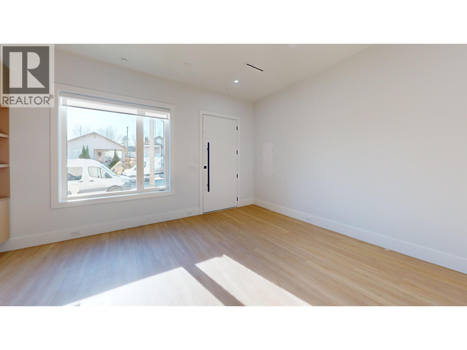 2825 Dundas Street, Vancouver, British Columbia  V5K 1R5 - Photo 3 - R3089511