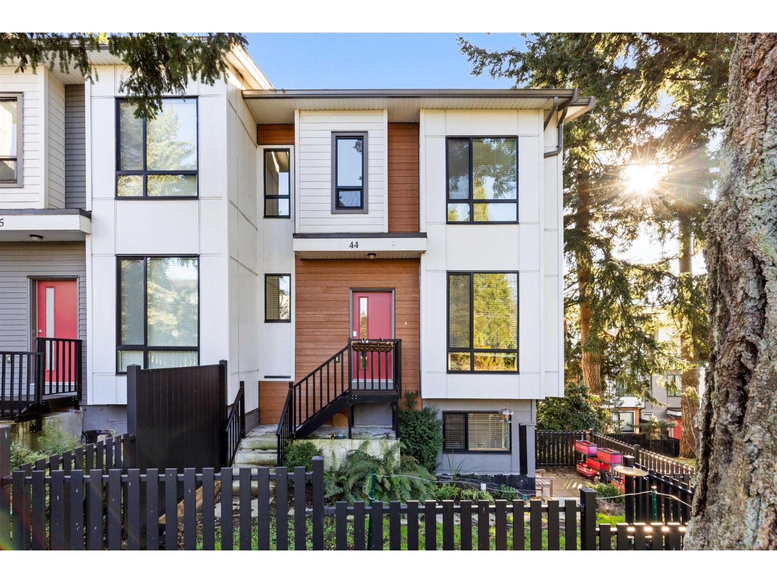 44 16433 19 Avenue, Surrey, British Columbia  V3Z 0Z1 - Photo 1 - R3088943