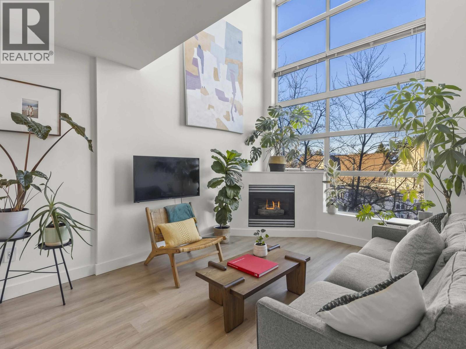 301 418 E BROADWAY, Vancouver, British Columbia