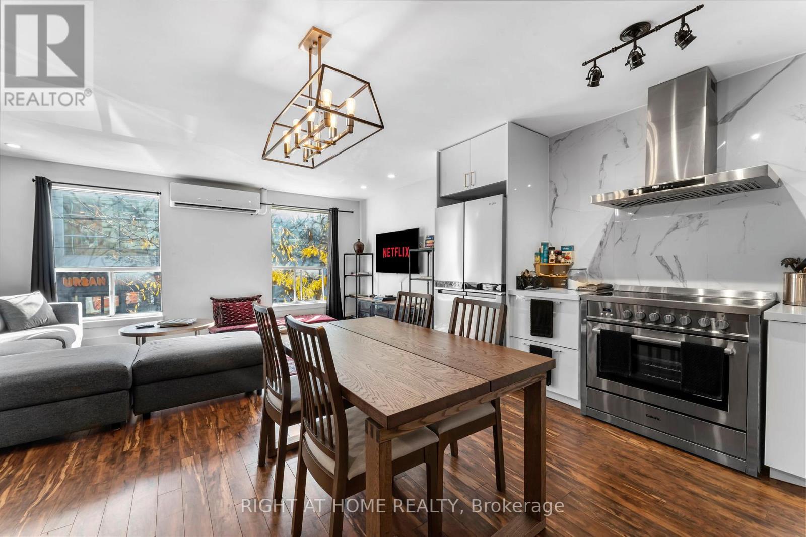 418 QUEEN STREET W, Toronto, Ontario