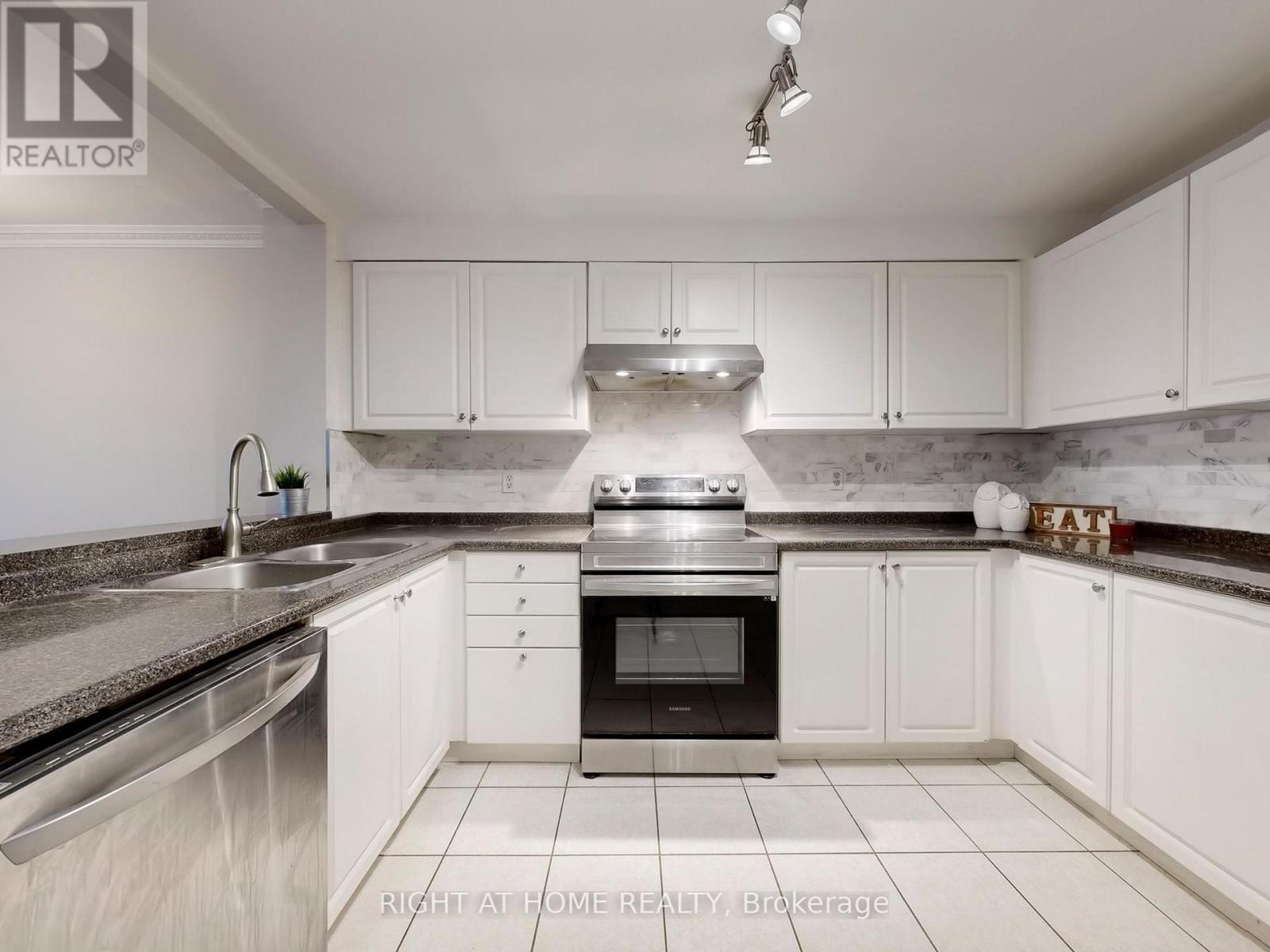 B28 - 108 Finch Avenue W, Toronto, Ontario  M2N 6W6 - Photo 13 - C12785356