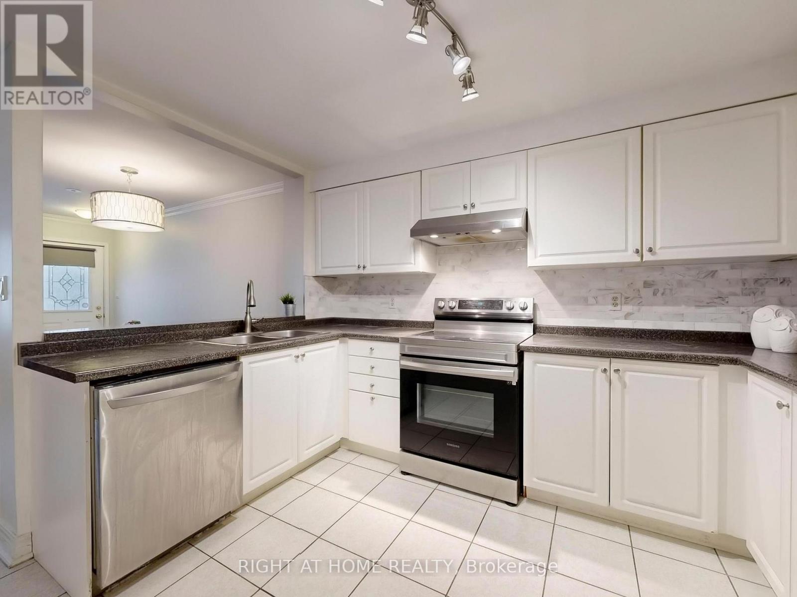 B28 - 108 Finch Avenue W, Toronto, Ontario  M2N 6W6 - Photo 14 - C12785356