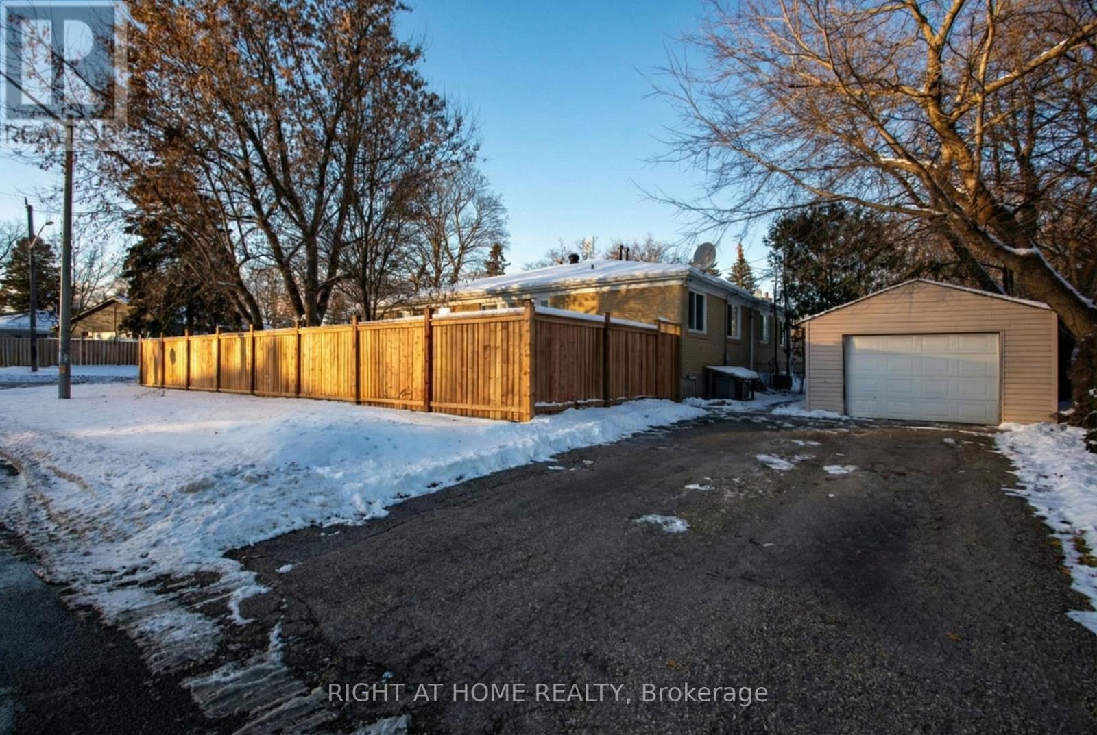 303 Blue Grass Boulevard, Richmond Hill, Ontario  L4C 3H3 - Photo 4 - N12785360