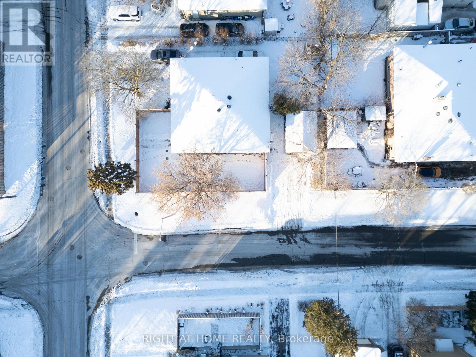 303 Blue Grass Boulevard, Richmond Hill, Ontario  L4C 3H3 - Photo 5 - N12785360