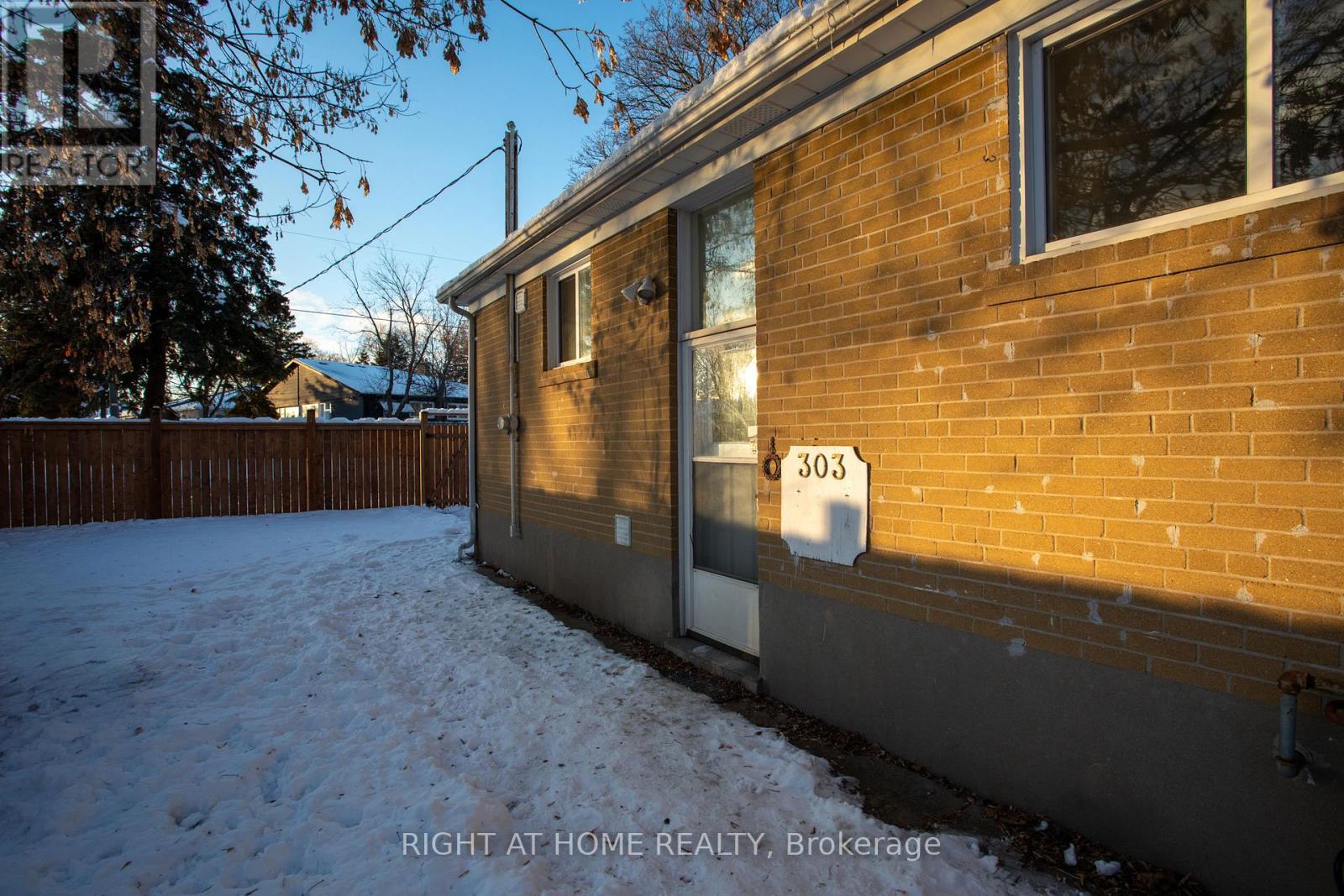 303 Blue Grass Boulevard, Richmond Hill, Ontario  L4C 3H3 - Photo 6 - N12785360