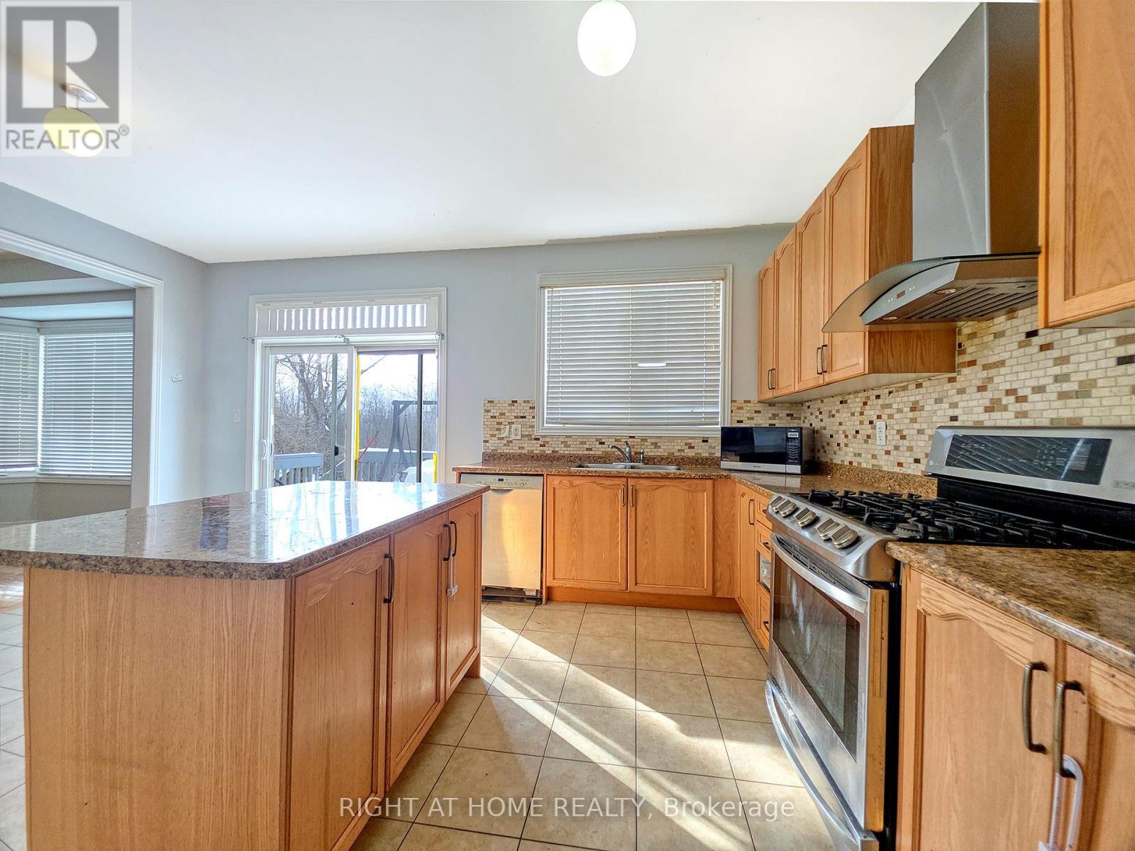 68 Elmcrest Drive, Brampton, Ontario  L6Y 5Z2 - Photo 6 - W12785310