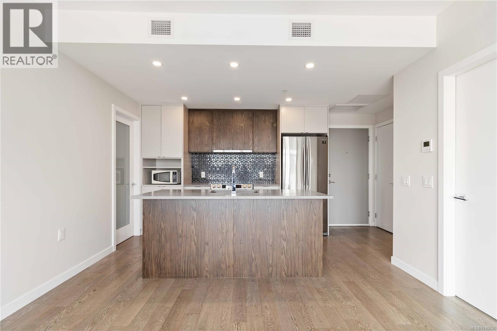 311 881 Short St, Saanich, British Columbia