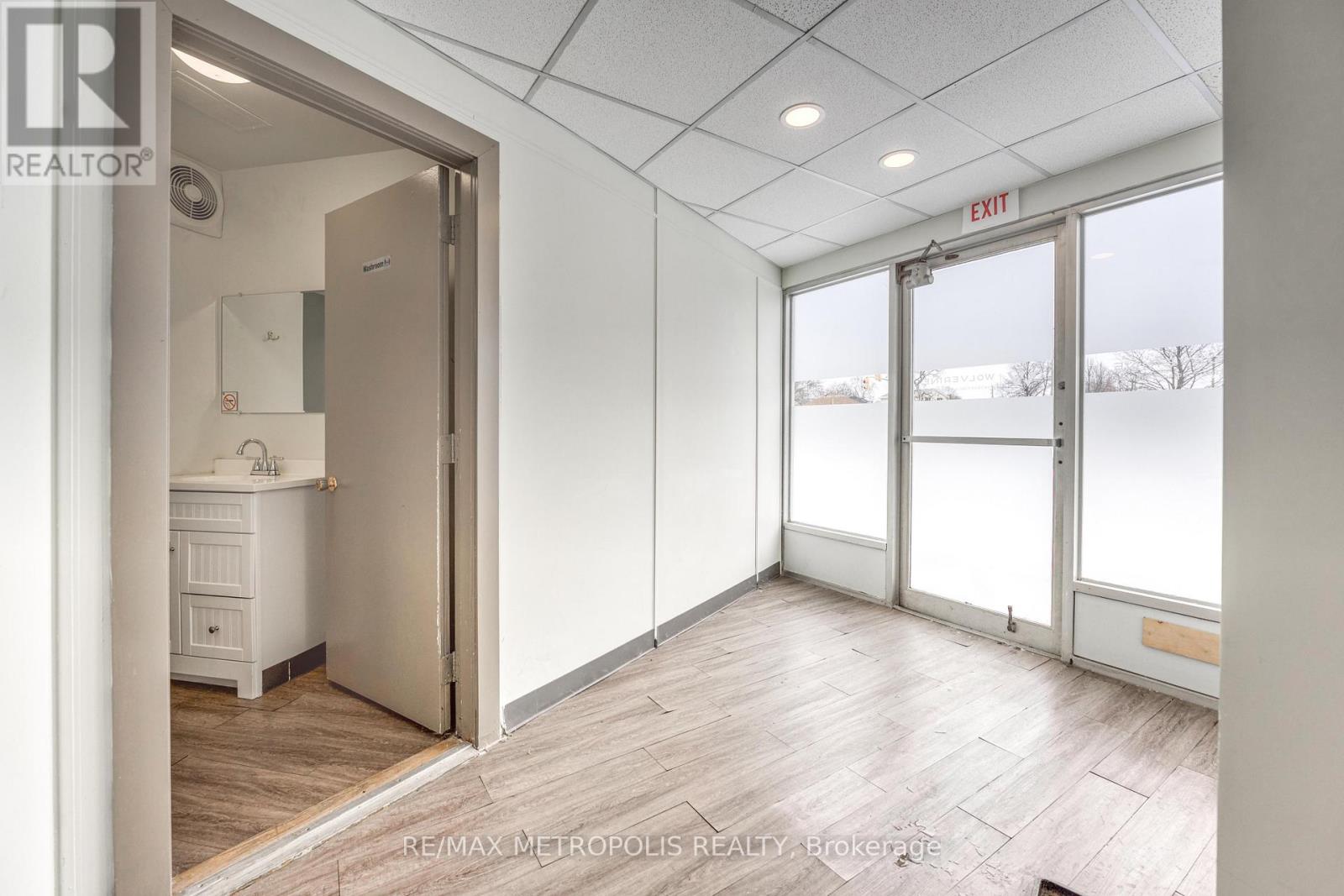 B - 373 Vidal Street S, Sarnia, Ontario  N7T 2V3 - Photo 3 - X12785376