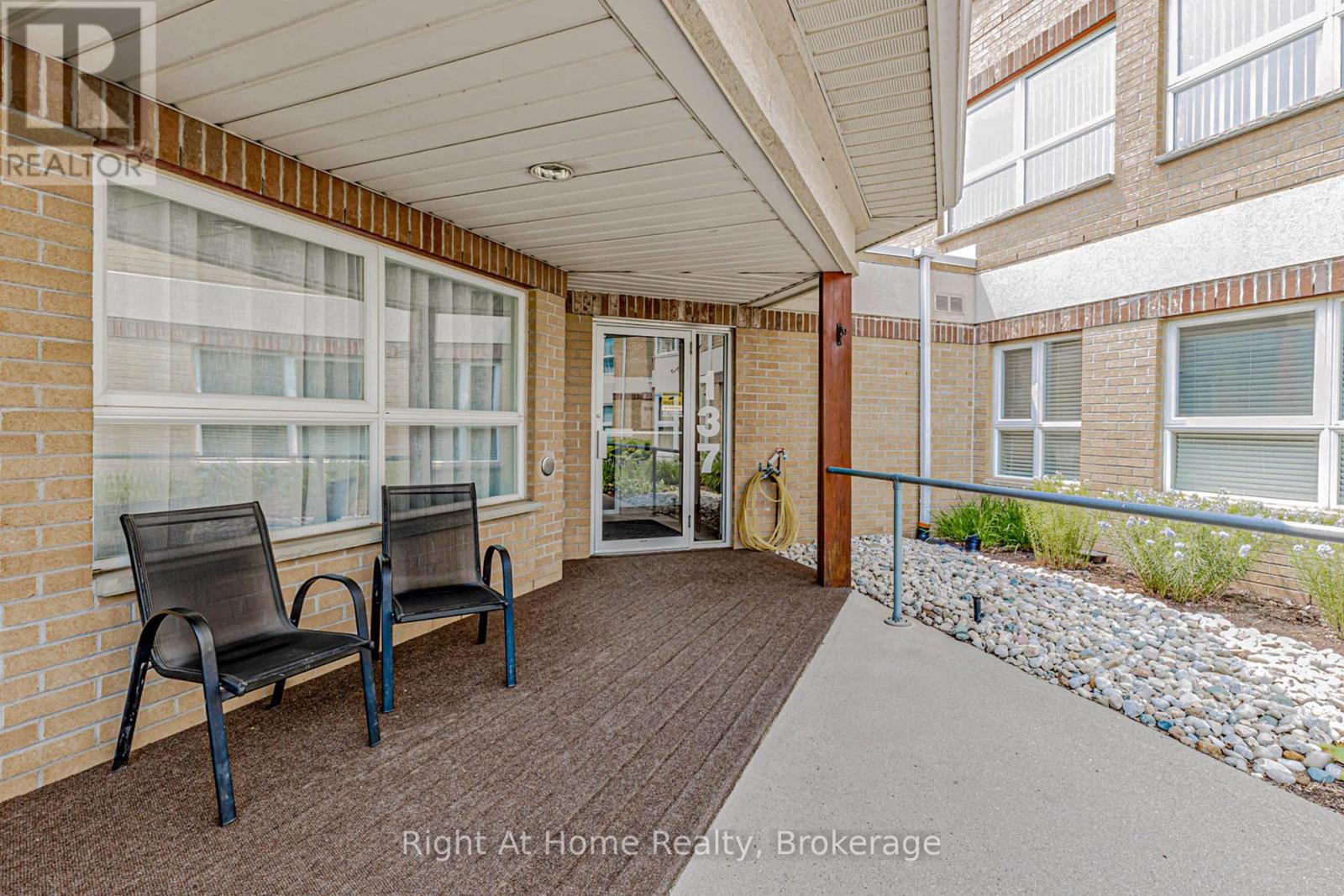 106 - 137 Martin Street, Milton, Ontario  L9T 5H4 - Photo 3 - W12785456