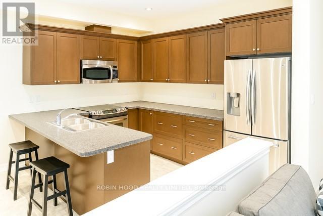 92 Bousfield Rise, Hamilton, Ontario  L8B 0T4 - Photo 2 - X12785412