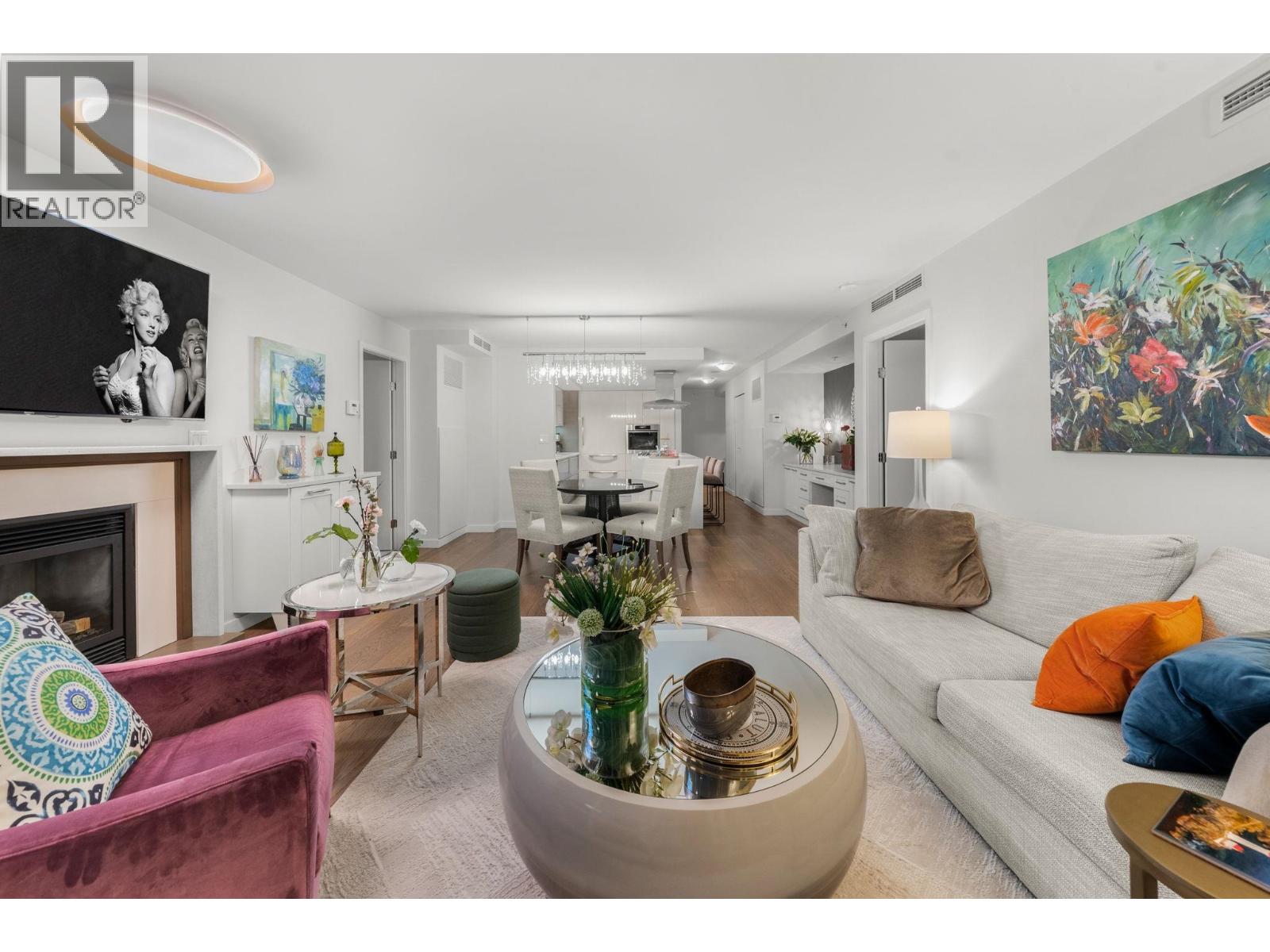 903 8 Smithe Mews, Vancouver, British Columbia  V6B 0A5 - Photo 2 - R3089241