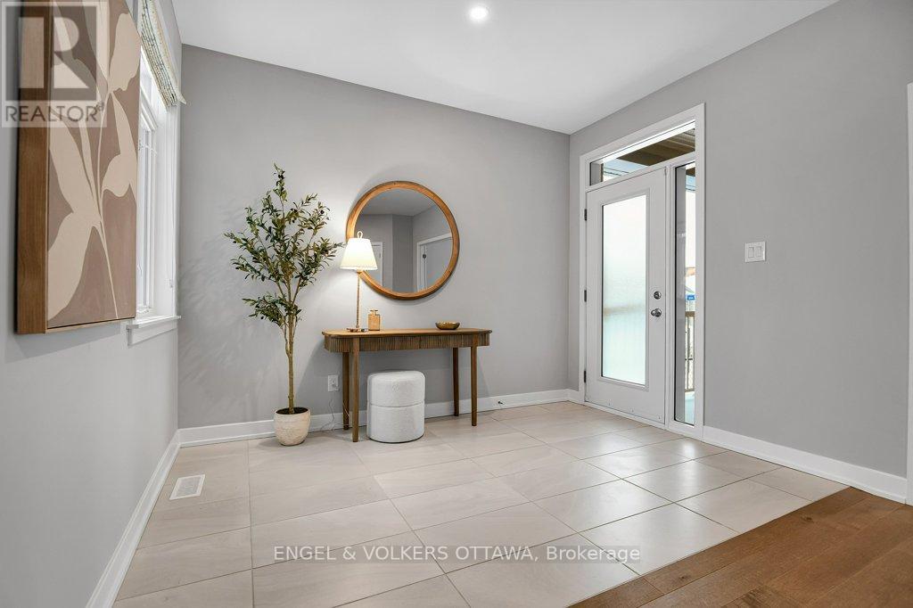 134 Winterhaven Drive, Ottawa, Ontario  K1W 0H4 - Photo 2 - X12785488