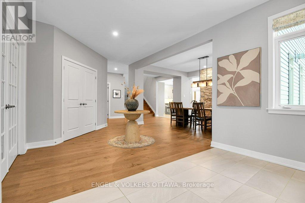 134 Winterhaven Drive, Ottawa, Ontario  K1W 0H4 - Photo 3 - X12785488