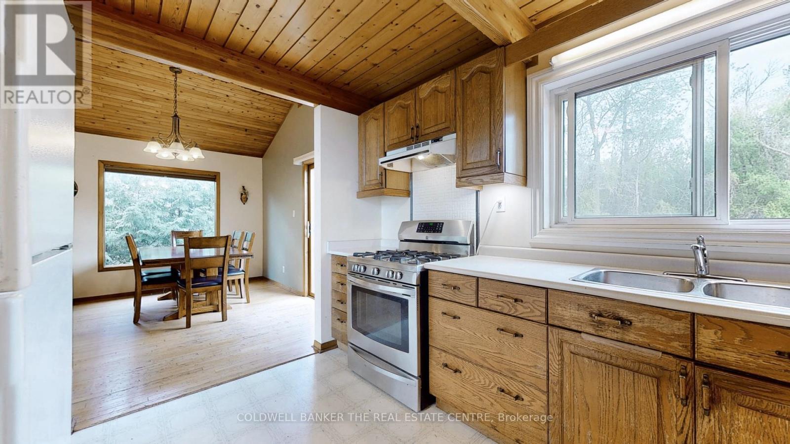 33 Lake Drive E, Georgina, Ontario  L4P 3E9 - Photo 6 - N12785520