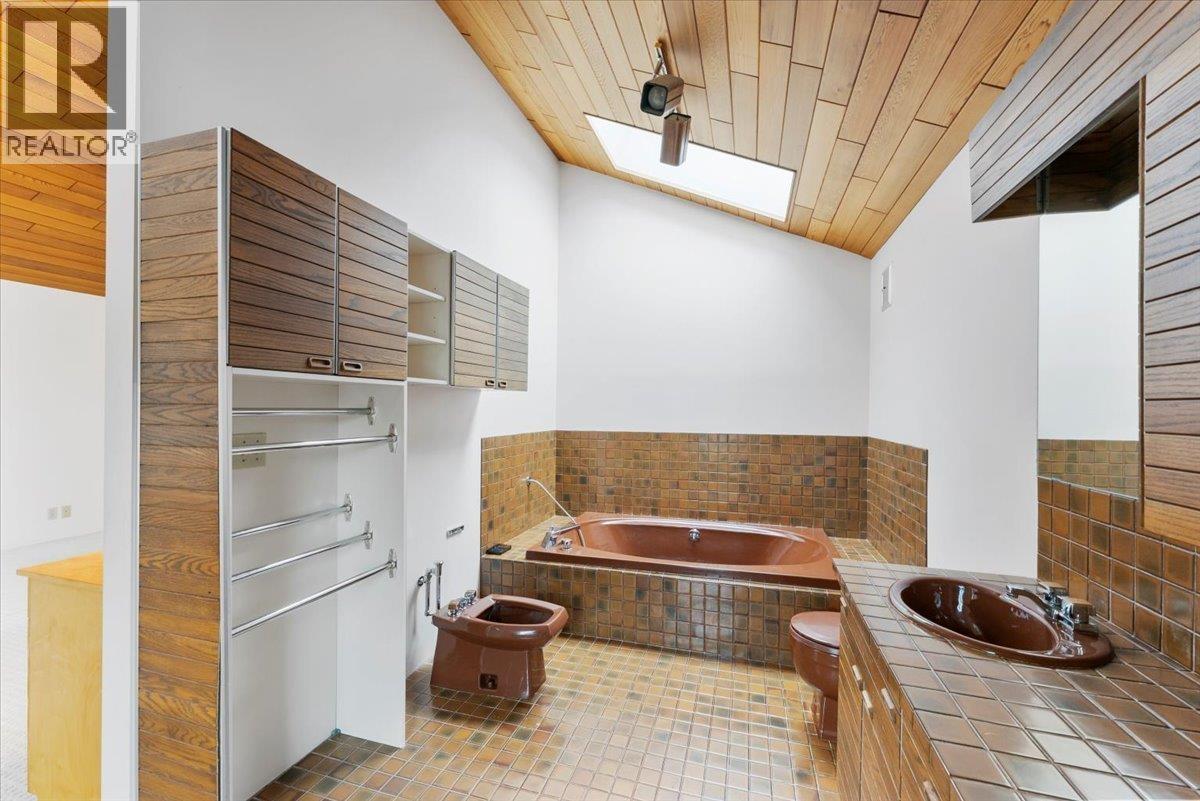 1064 Ruthina Avenue, North Vancouver, British Columbia  V7R 2E6 - Photo 31 - R3089566