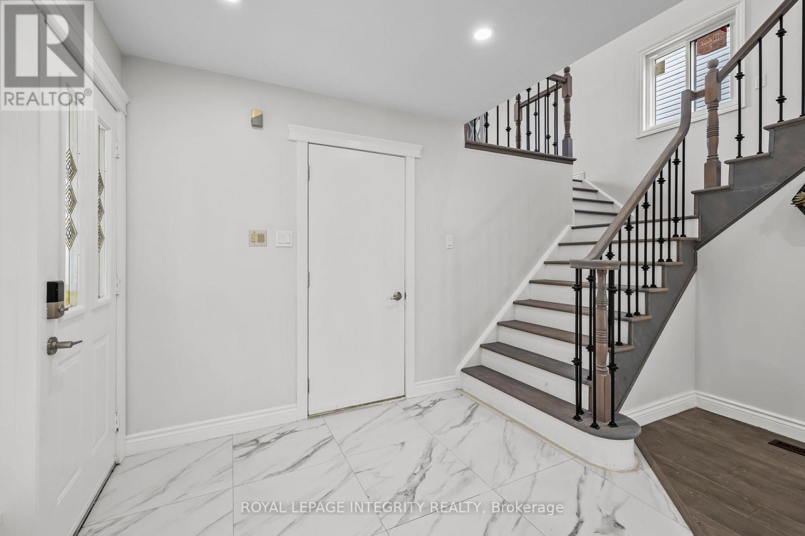 83 Saddle Crescent, Ottawa, Ontario  K1G 5L3 - Photo 2 - X12785584