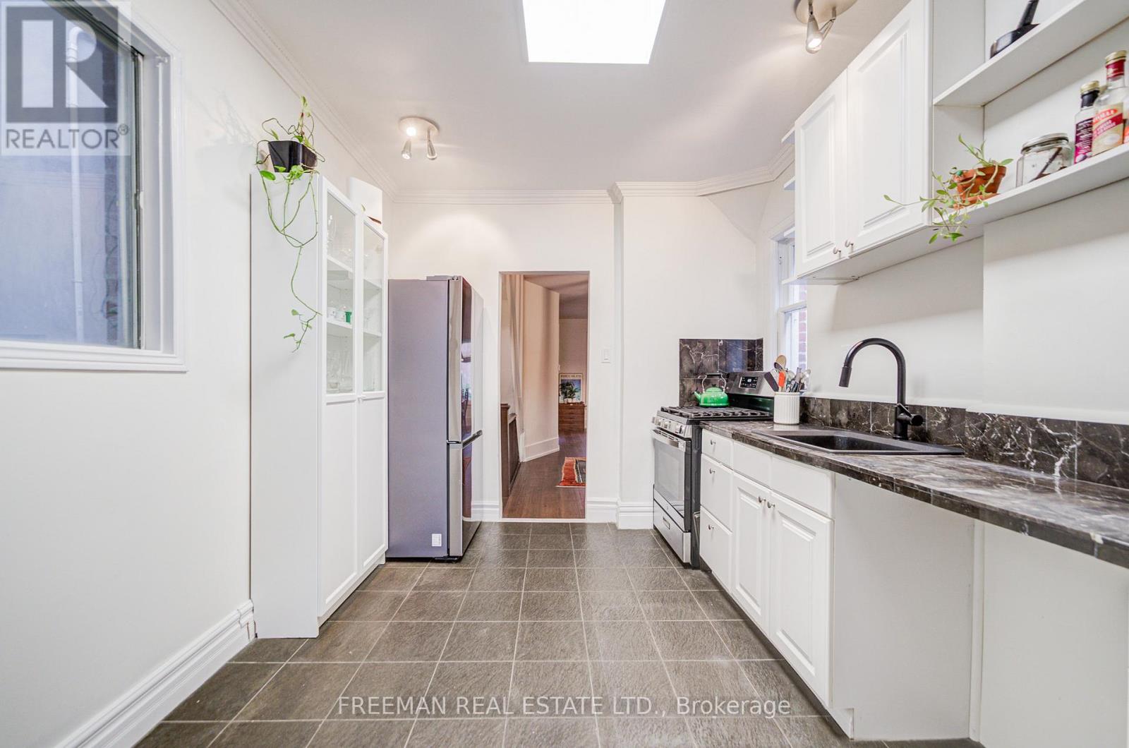 Main/lower - 757 Manning Avenue, Toronto, Ontario  M6G 2W5 - Photo 11 - C12785564