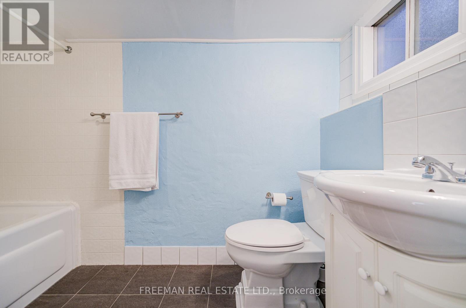 Main/lower - 757 Manning Avenue, Toronto, Ontario  M6G 2W5 - Photo 17 - C12785564