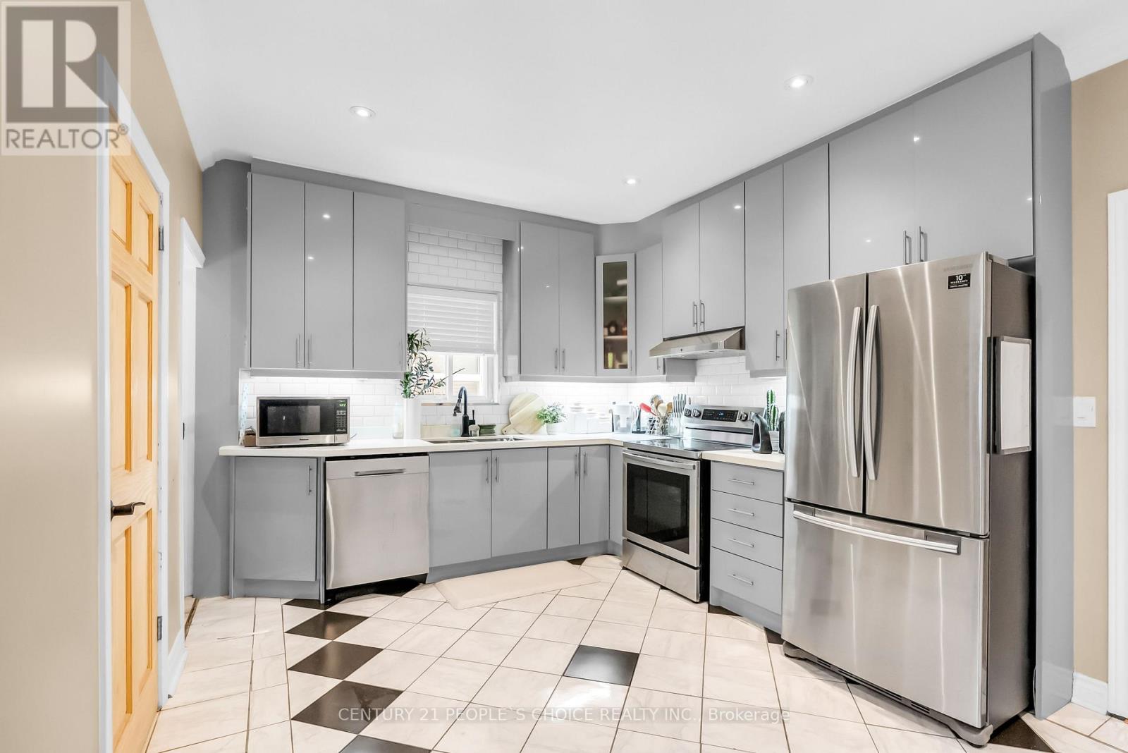 58 Pauline Avenue, Toronto, Ontario  M6H 3M8 - Photo 11 - W12785548