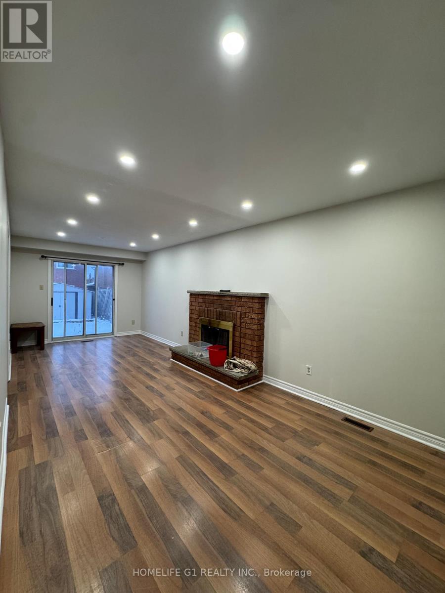 8 Dutch Crescent, Brampton, Ontario  L6Y 3V9 - Photo 2 - W12785592