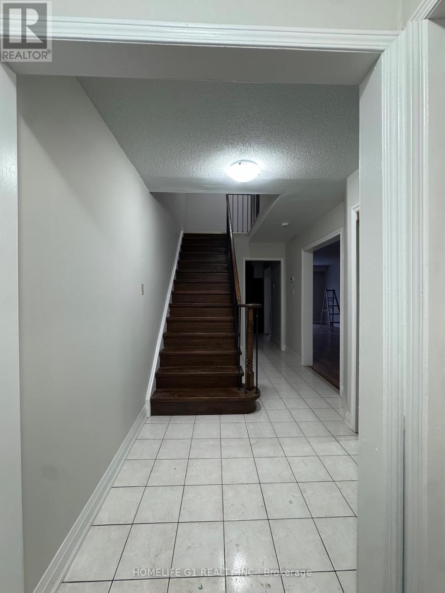 8 Dutch Crescent, Brampton, Ontario  L6Y 3V9 - Photo 3 - W12785592