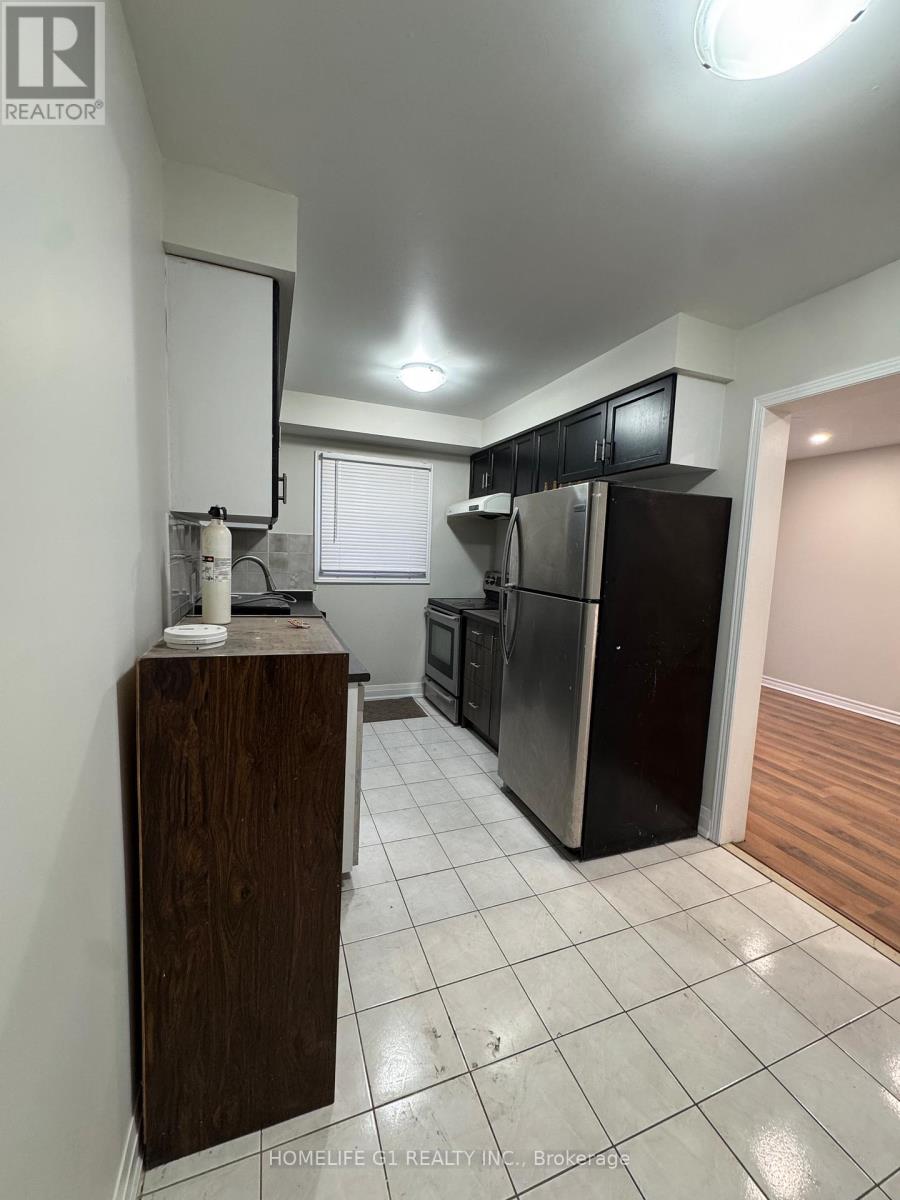 8 Dutch Crescent, Brampton, Ontario  L6Y 3V9 - Photo 4 - W12785592