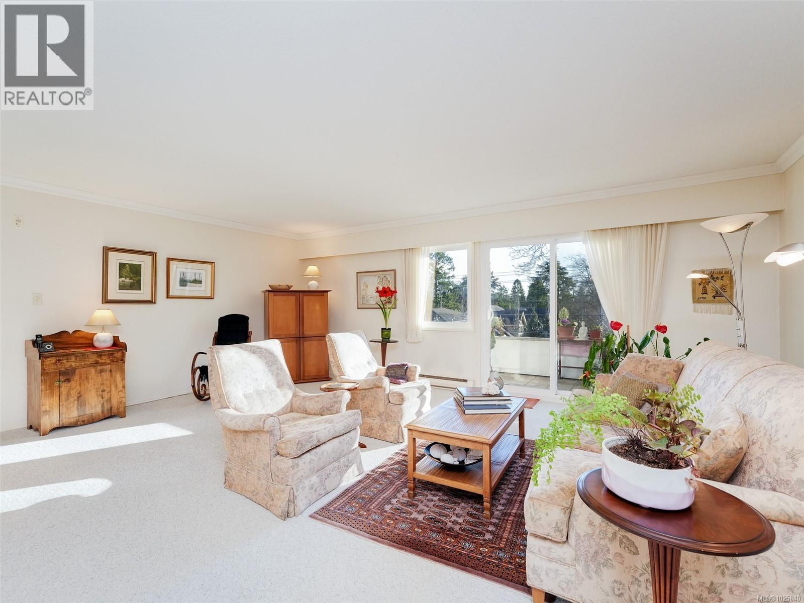 302 2340 Oak Bay Ave, Oak Bay, British Columbia  V8R 1G9 - Photo 2 - 1025840